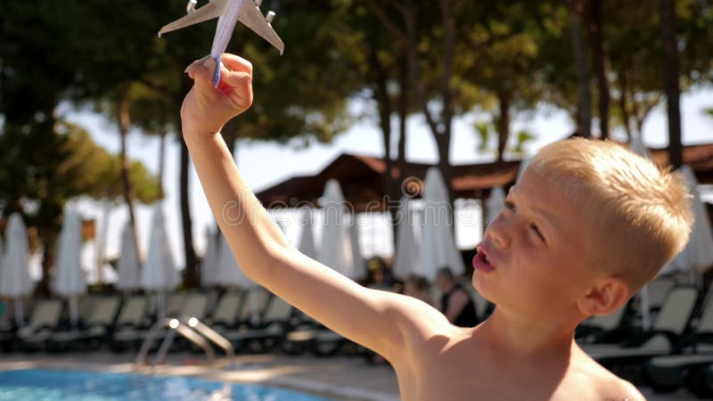 Família Joga Xadrez Com Peças Gigantes Durante As Férias De Verão No Hotel.  Video Estoque - Vídeo de batalha, filha: 276881765