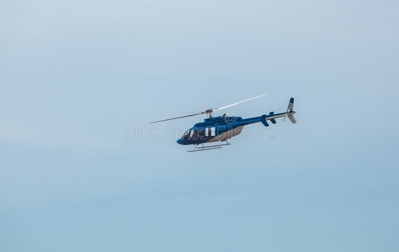 Um grande, helicóptero azul está voando fotos de stock Um grande, helicóptero azul está voando fotos de stock