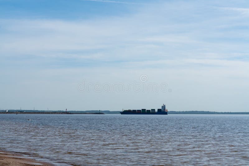 Um grande navio mercante aos recipientes de transporte a bordo no mar Transporte da carga foto de stock royalty free Um grande navio mercante aos recipientes de transporte a bordo no mar Transporte da carga foto de stock royalty free