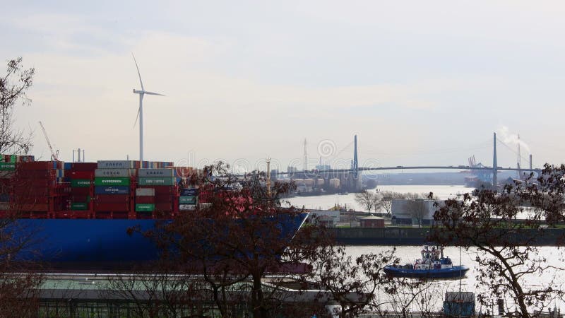 Um grande navio porta-contentores no porto de hamburg, vídeo 4k