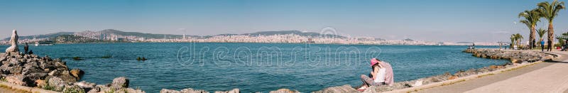 Um grande panorama da terraplenagem de Istambul, Turquia foto de stock Um grande panorama da terraplenagem de Istambul, Turquia foto de stock