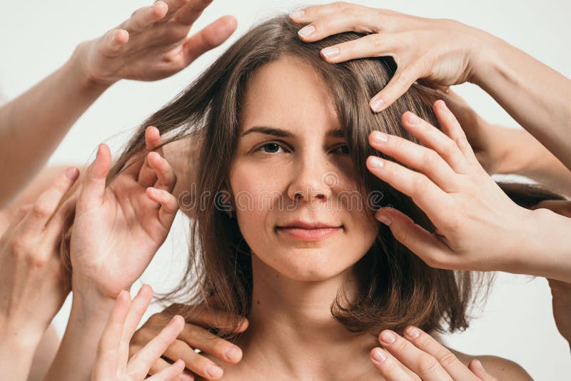 Grande Retrato Do Perfil Feminino. As Meninas Se Deparam Com Um Fundo Preto.  Linda Garota Triste Foto de Stock - Imagem de beleza, bordos: 204545892