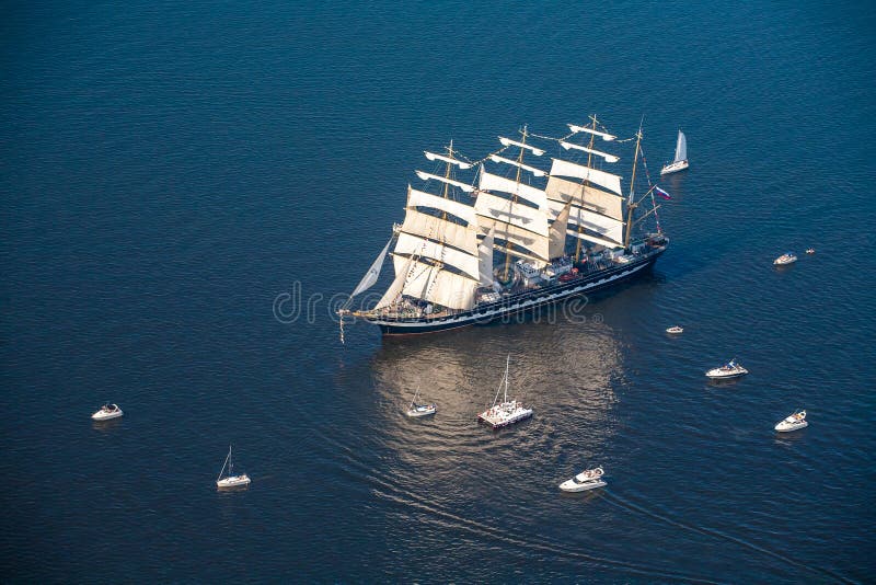 Um grande veleiro, casca entra no mar cercado por muitos iate casca Kruzenstern do veleiro do nThe última fotos de stock Um grande veleiro, casca entra no mar cercado por muitos iate casca Kruzenstern do veleiro do nThe última fotos de stock