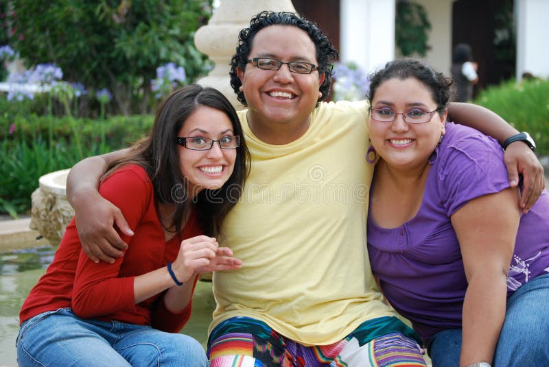 Um grupo de amigos latino-americanos imagens de stock Um grupo de amigos latino-americanos imagens de stock