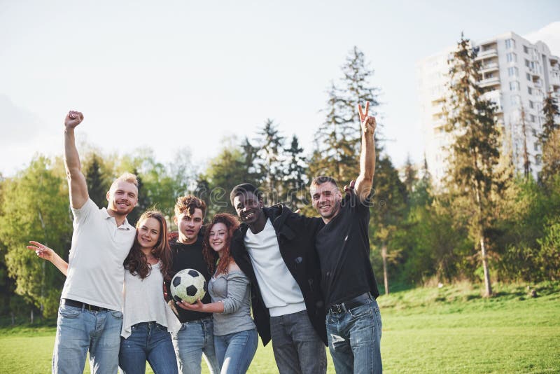 Amigos Saindo Depois De Jogar Futebol Imagem de Stock - Imagem de amigos,  alegria: 208803803