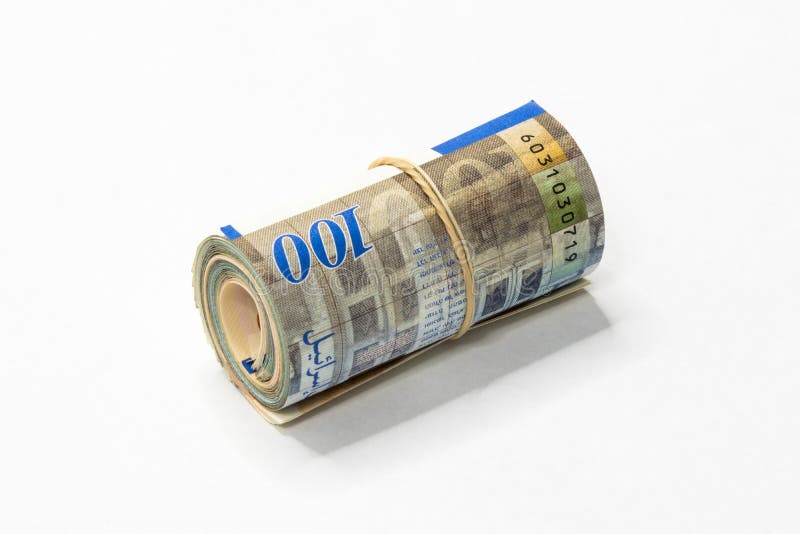 Um grupo de notas novas israelitas do dinheiro do NIS dos shekels rolou acima e mantido unido com um elástico simples em um backg imagens de stock royalty free Um grupo de notas novas israelitas do dinheiro do NIS dos shekels rolou acima e mantido unido com um elástico simples em um backg imagens de stock royalty free
