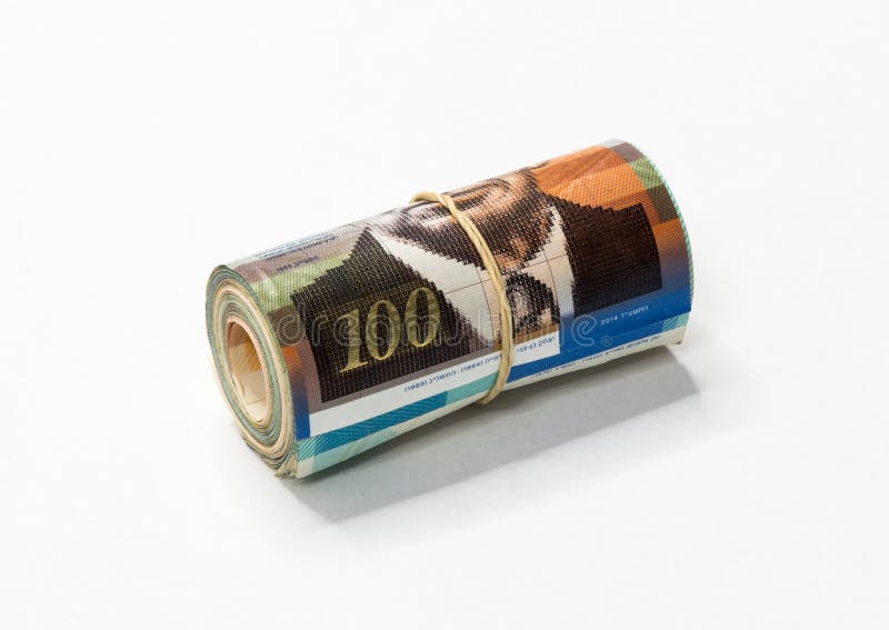 Um grupo de notas novas israelitas do dinheiro do NIS dos shekels rolou acima e mantido unido com um elástico simples em um backg imagens de stock royalty free Um grupo de notas novas israelitas do dinheiro do NIS dos shekels rolou acima e mantido unido com um elástico simples em um backg imagens de stock royalty free