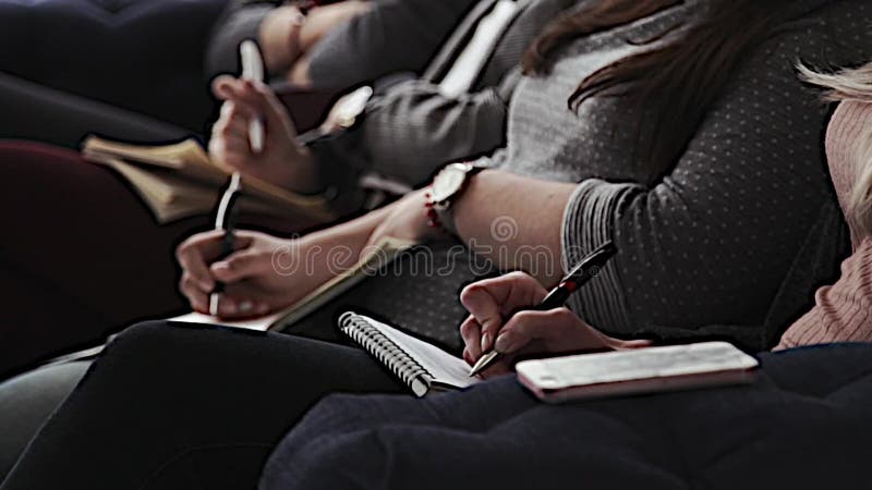 Um grupo de pessoas está escrevendo em um caderno