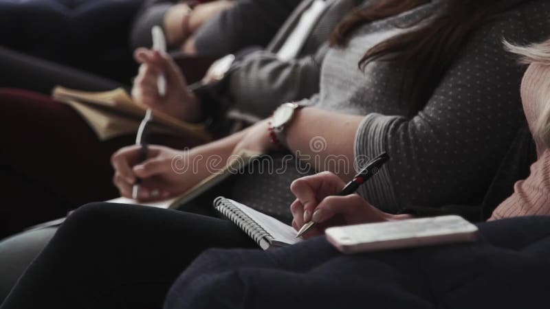 Um grupo de pessoas está escrevendo em um caderno