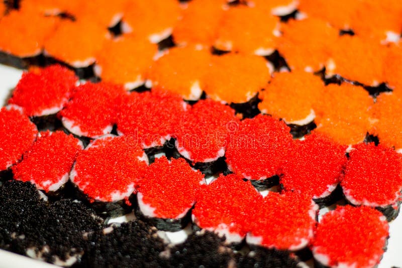 Um grupo de sushi delicioso que espera para ser consumido em um restaurante em Banguecoque, Tailândia fotos de stock Um grupo de sushi delicioso que espera para ser consumido em um restaurante em Banguecoque, Tailândia fotos de stock