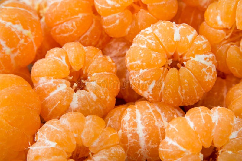 Um grupo de tangerinas alaranjadas descascadas da clementina texture o teste padrão b foto de stock royalty free Um grupo de tangerinas alaranjadas descascadas da clementina texture o teste padrão b foto de stock royalty free