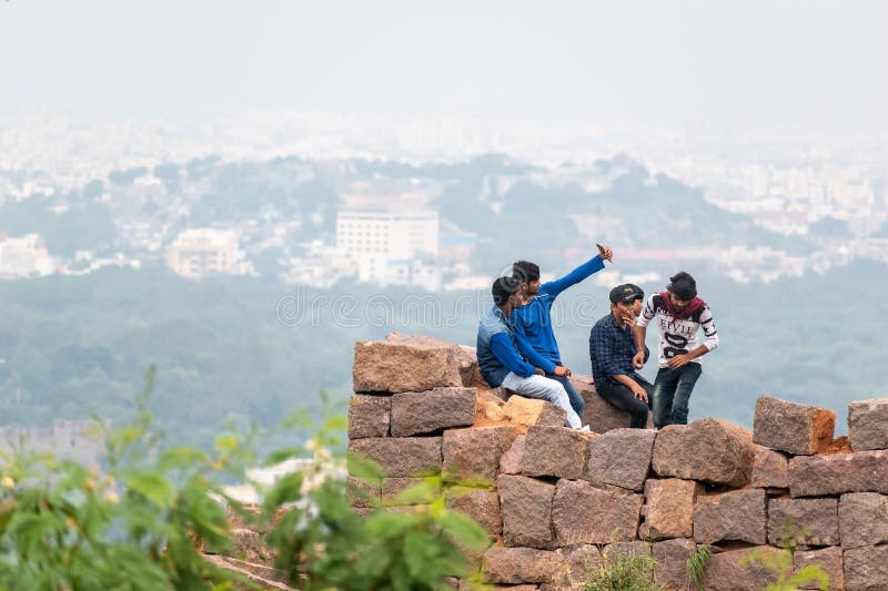 Um Grupo De Pessoas Jogando Vôlei Em Uma Quadra Ao Ar Livre No Complexo De  Vellore Fort Fotografia Editorial - Imagem de exterior, atividade: 257218432