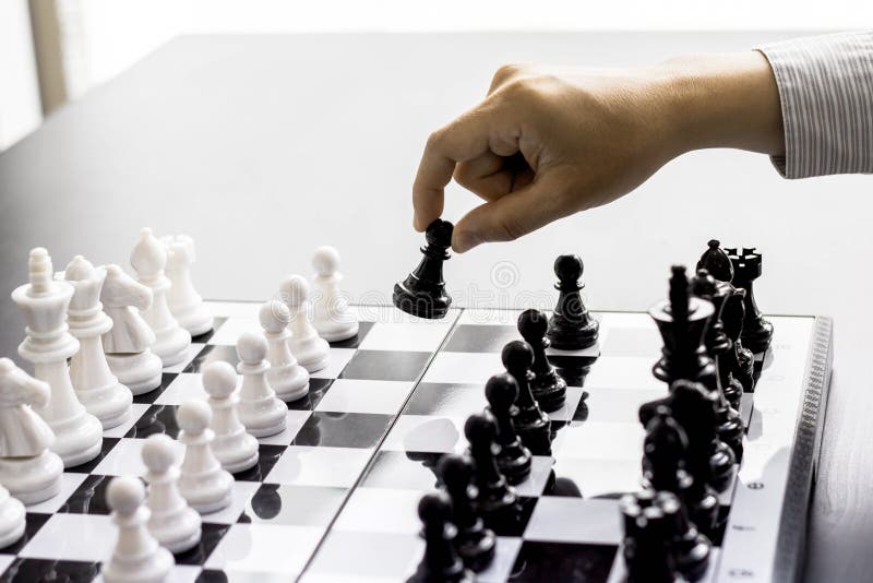 Duas Pessoas Jogando Um Jogo De Xadrez, Imagem Conceitual De Dois  Empresários Jogando Xadrez Em Comparação Com Uma Competição De Negócios Que  Requer Planejamento Estratégico E Gerenciamento De Negócios Baseado Em  Risco.