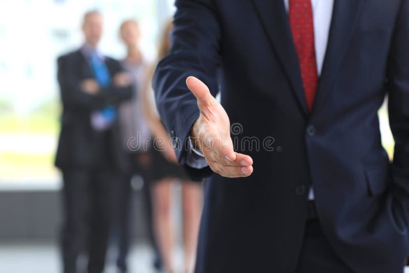 Um homem de negócio com uma mão aberta imagem de stock Um homem de negócio com uma mão aberta imagem de stock