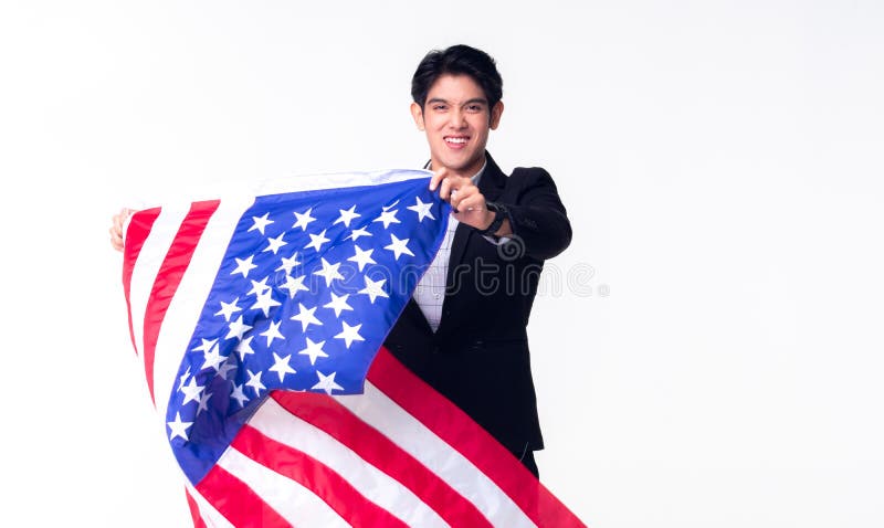 Um homem de neg?cio profissional est? acenando a bandeira americana dos EUA no fundo branco imagens de stock Um homem de neg?cio profissional est? acenando a bandeira americana dos EUA no fundo branco imagens de stock
