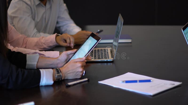 Um homem de negócio que usa um portátil no escritório