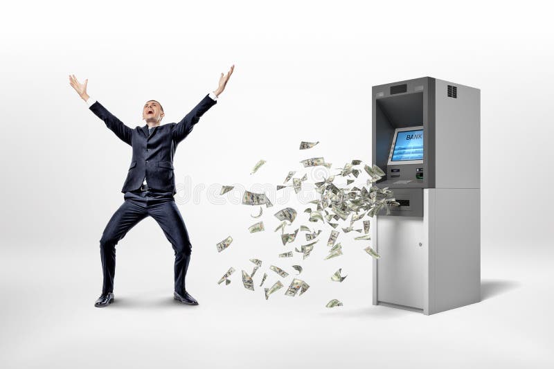 Um homem de negócios feliz está em um fundo branco perto de uma máquina do ATM com muitas cédulas do dólar que voam ao redor fotos de stock royalty free Um homem de negócios feliz está em um fundo branco perto de uma máquina do ATM com muitas cédulas do dólar que voam ao redor fotos de stock royalty free
