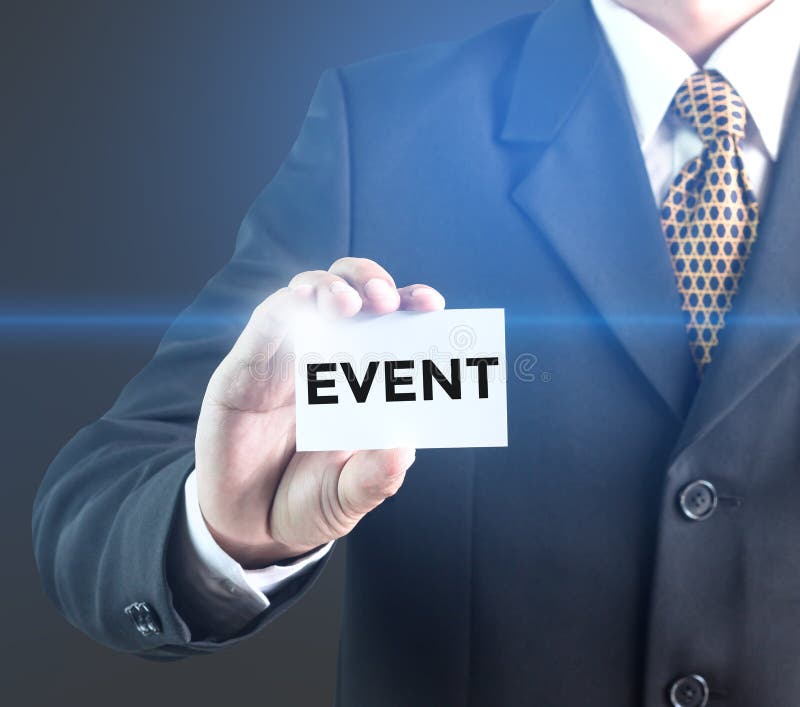 Um homem de negócios que guarda um sinal branco com o evento da mensagem fotografia de stock royalty free Um homem de negócios que guarda um sinal branco com o evento da mensagem fotografia de stock royalty free