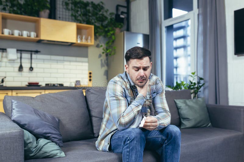 mulheres deitado às casa em a sofá retrato com uma curto corte de cabelo  dentro uma branco camisa, sorriso, depressão dentro adolescentes, casa  feriado 23692124 Foto de stock no Vecteezy