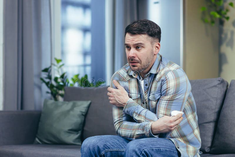 mulheres deitado às casa em a sofá retrato com uma curto corte de cabelo  dentro uma branco camisa, sorriso, depressão dentro adolescentes, casa  feriado 23692124 Foto de stock no Vecteezy