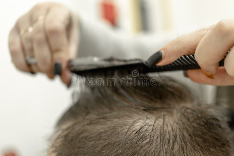 Salão. close-up de um corte de cabelo feminino, mestre em uma