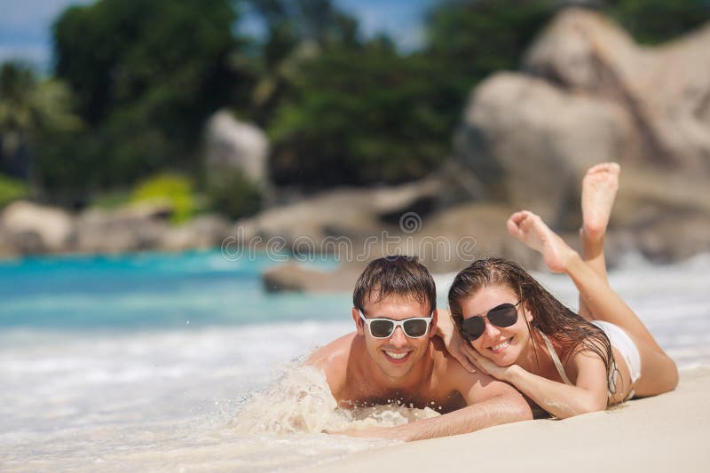 Um homem e uma mulher atrativos na praia imagem de stock royalty free Um homem e uma mulher atrativos na praia imagem de stock royalty free