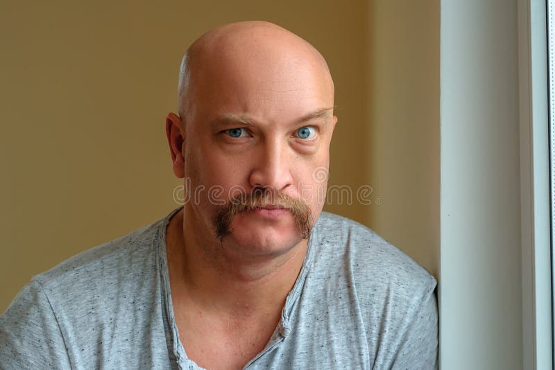 Um homem emocional com expressões faciais diferentes de um bigode na cara fotografia de stock royalty free Um homem emocional com expressões faciais diferentes de um bigode na cara fotografia de stock royalty free