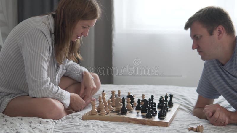 Mulher jogando xadrez online no laptop na mesa fechada