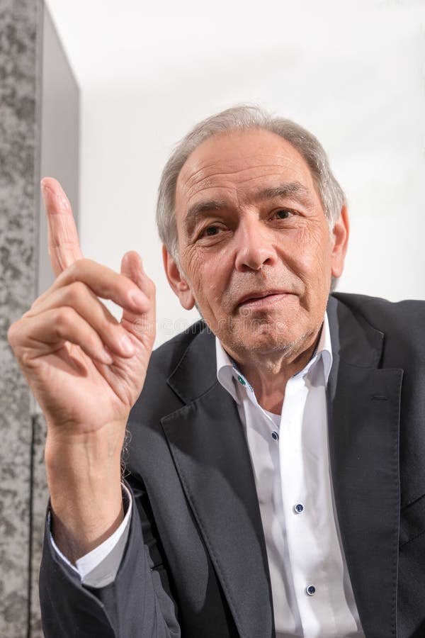 Um homem mais idoso ameaça seu dedo imagens de stock royalty free Um homem mais idoso ameaça seu dedo imagens de stock royalty free