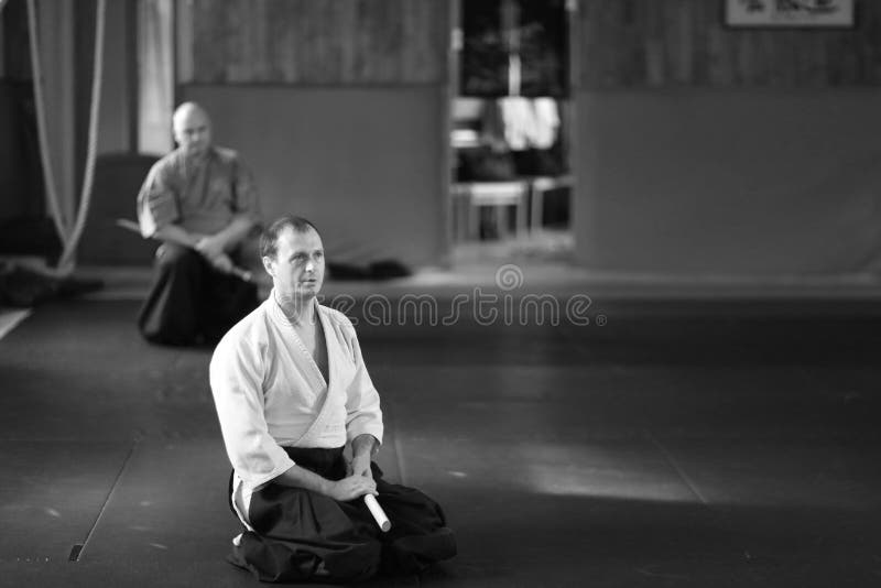Um homem na roupa japonesa tradicional do treinamento do Aikido imagens de stock Um homem na roupa japonesa tradicional do treinamento do Aikido imagens de stock