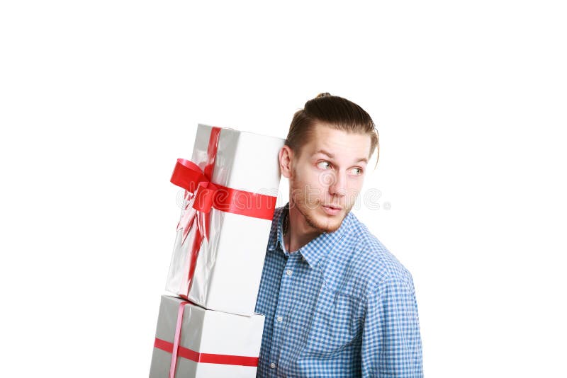 Um homem novo em uma camisa azul com presentes Close-up imagem de stock royalty free Um homem novo em uma camisa azul com presentes Close-up imagem de stock royalty free
