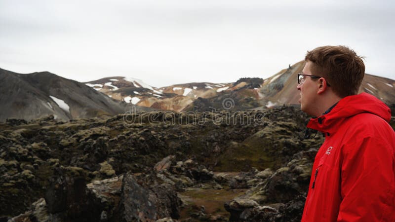Um homem por montanhas do arco-íris de Landmannalaugar fotos de stock Um homem por montanhas do arco-íris de Landmannalaugar fotos de stock