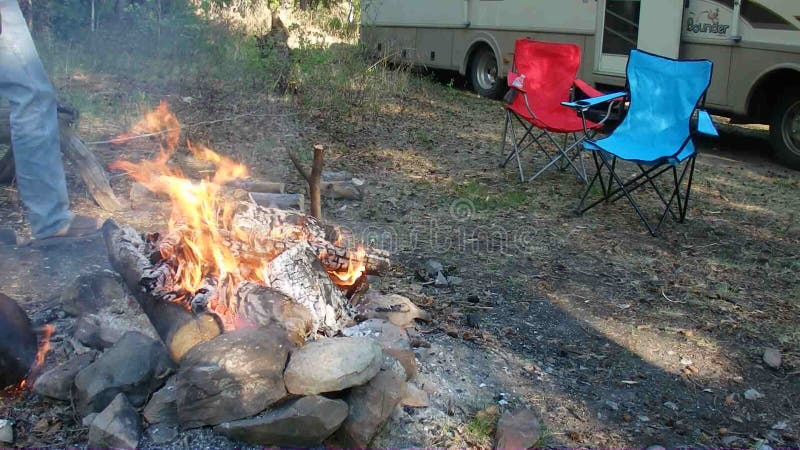 Um homem que tende a um acampamento-fogo nos territórios yukon