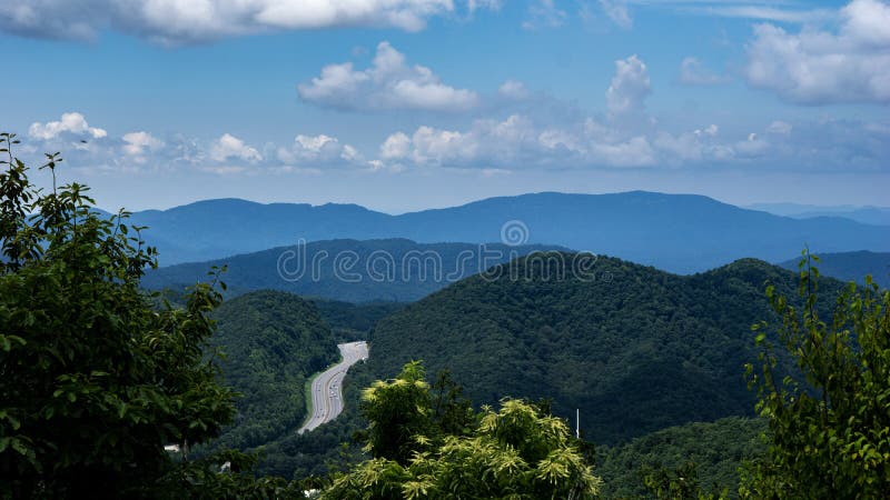 Um horizonte pitoresco com cordilheiras verdes fotografia de stock royalty free Um horizonte pitoresco com cordilheiras verdes fotografia de stock royalty free