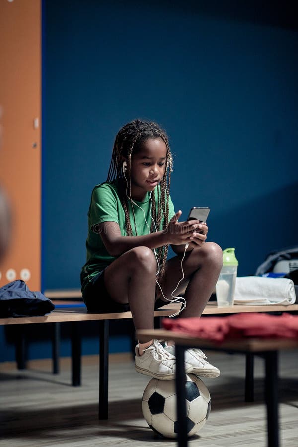 Jogador De Futebol Antes De Treinar Escutar Música Em Fonegirl Escutar  Música No Telefone Na Sala De Vestiários Foto de Stock - Imagem de  aprendizagem, jogo: 190876656