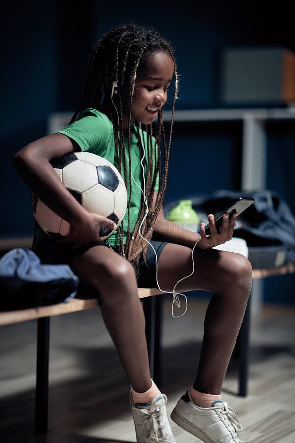 Jogador De Futebol Antes De Treinar Escutar Música Em Fonegirl Escutar  Música No Telefone Na Sala De Vestiários Foto de Stock - Imagem de  aprendizagem, jogo: 190876656