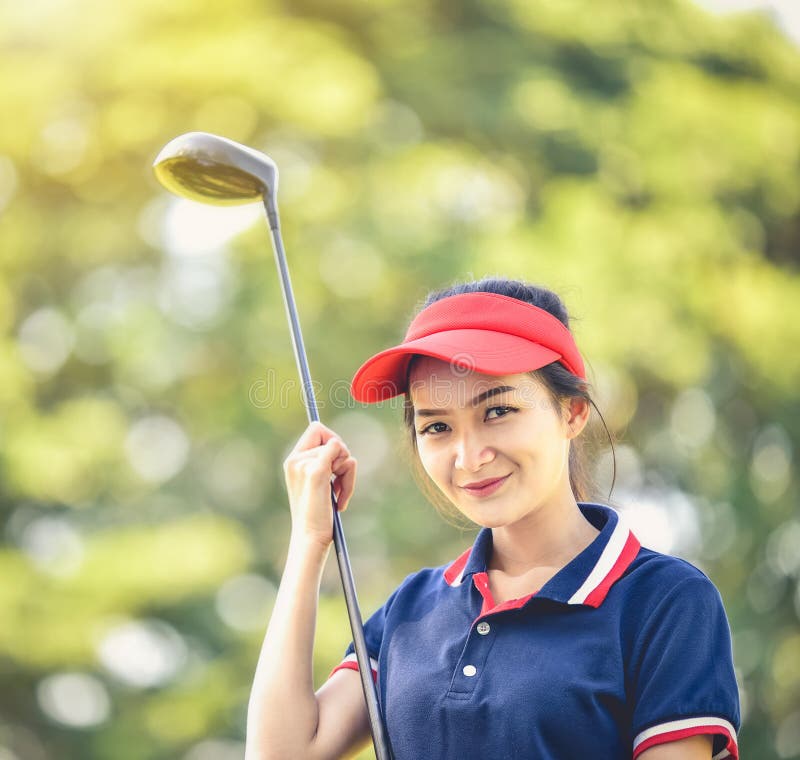 Um jogador de golfe fêmea asiático está sorrindo com uma expressão feliz nela fotos de stock royalty free Um jogador de golfe fêmea asiático está sorrindo com uma expressão feliz nela fotos de stock royalty free