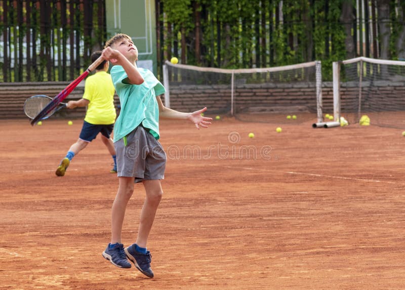 Jogador De Tênis Infantil Joga Tênis Sozinho Treinando Contra a