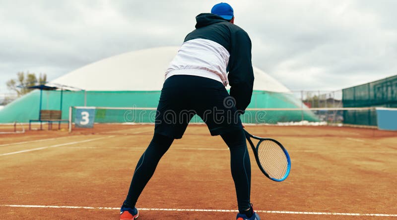 Jogador De Tênis Masculino Sentado No Banco Com Uma Raquete Aglutando Na  Quadra De Tênis Preparando-se Para O Jogo. Jogador De Tên Imagem de Stock -  Imagem de rede, povos: 219197677