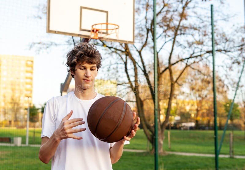 Esportivo Ensinando Garoto a Jogar Basquete Lá Fora Imagem de Stock -  Imagem de divertimento, objetivo: 216521365