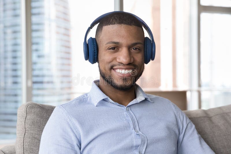 Sentir Pura Felicidade. Homem Na Camisa Xadrez. Cara Feliz Com Cabelo  Elegante. Jovem Estudante Isolado Em Pano De Fundo Branco. H Foto de Stock  - Imagem de backdrop, beleza: 224878040