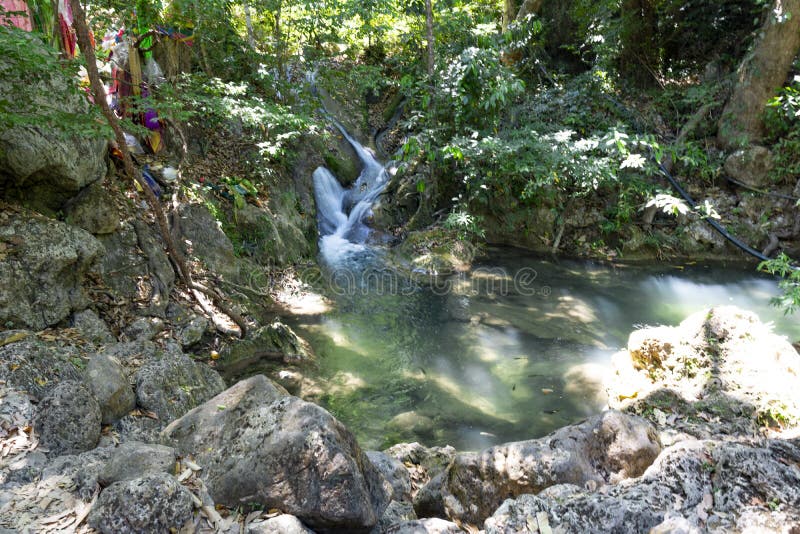 Um lago e uma cachoeira pequena na selva Tail?ndia fotos de stock Um lago e uma cachoeira pequena na selva Tail?ndia fotos de stock