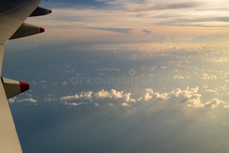 Um lindo pôr do sol visto pela janela de um avião imagens de stock royalty free Um lindo pôr do sol visto pela janela de um avião imagens de stock royalty free