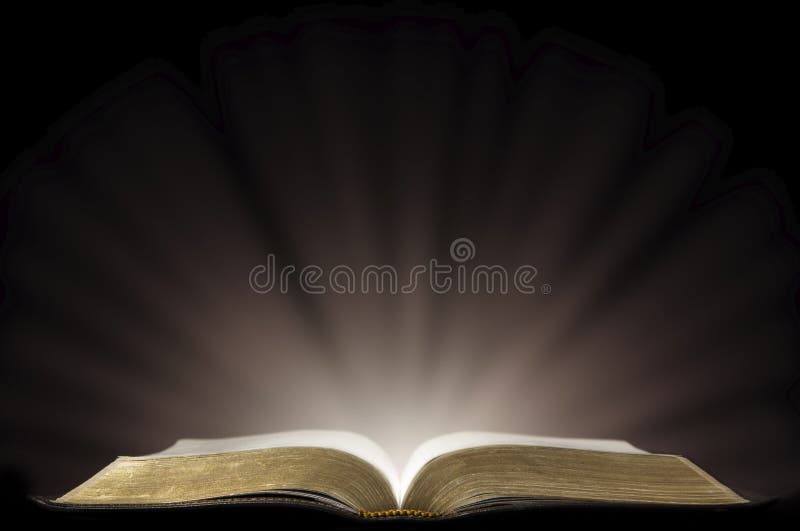 Um livro que olhe como uma Bíblia aberta em uma sala escura