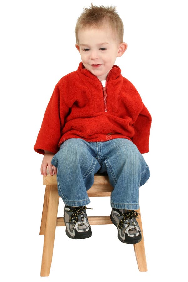 Ребенок сидит на ножках. Мальчик сидит. Мальчик на стуле. Мальчик сидит на стульчике. Мальчик сидит на табуретке.