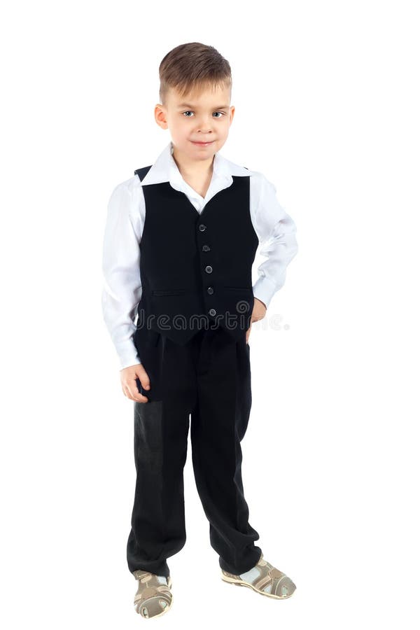 Um menino bonito em uma camisa, em uma veste e em uma calças brancas fotos de stock royalty free Um menino bonito em uma camisa, em uma veste e em uma calças brancas fotos de stock royalty free