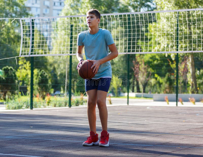 Esportivo Ensinando Garoto a Jogar Basquete Lá Fora Imagem de Stock -  Imagem de divertimento, objetivo: 216521365