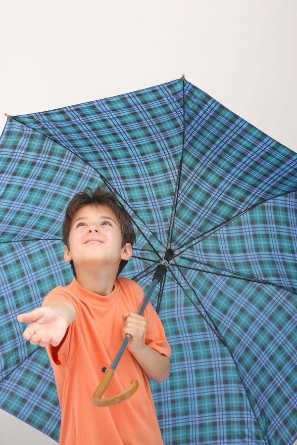 Um menino com um guarda-chuva fotografia de stock Um menino com um guarda-chuva fotografia de stock