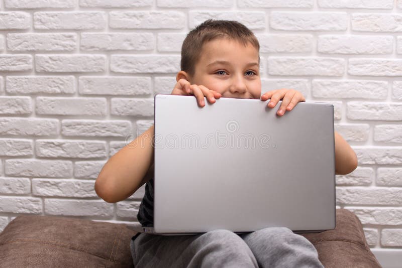 retrato cinematográfico menino jogando no celular enquanto espera por  comida, garoto sentado no café enviando texto para amigos, criança jogando jogo  online no telefone. 9713796 Foto de stock no Vecteezy