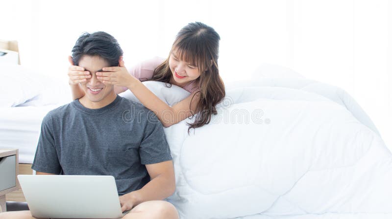 Um menino que obtém a surpresa de sua amiga foto de stock Um menino que obtém a surpresa de sua amiga foto de stock